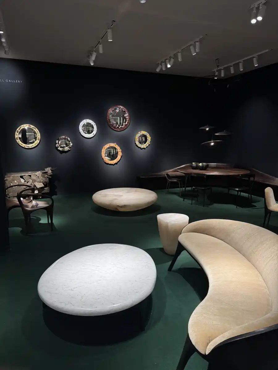 Стенд ярмарки TEFAF: мебель и керамика в зелёном зале